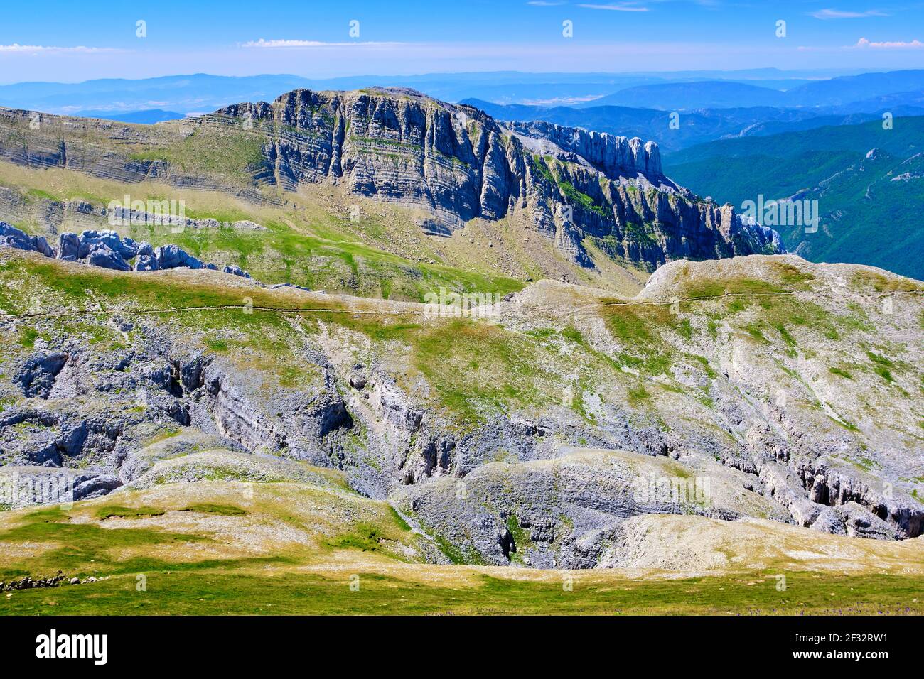 Vista panoramica sulle montagne. Parco Naturale Valles Occidentales. Valle di Hecho. Catena montuosa dei Pirenei, Huesca, Aragona, Spagna, Europa. Foto Stock