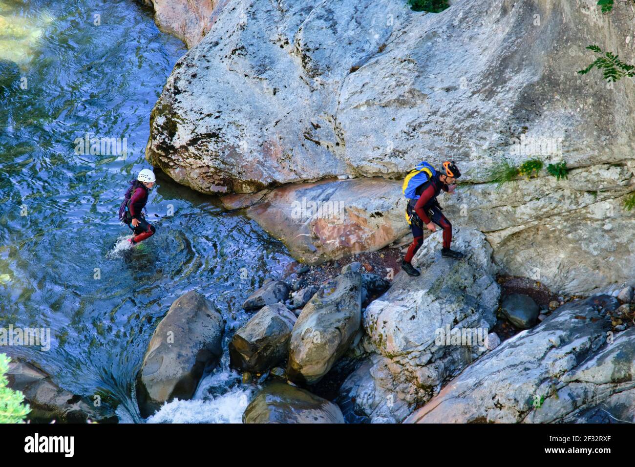 Le persone che fanno escursioni canyon nel fiume Aragon Subordan. Valle di Hecho. Catena montuosa dei Pirenei, Huesca, Aragona, Spagna, Europa. Foto Stock