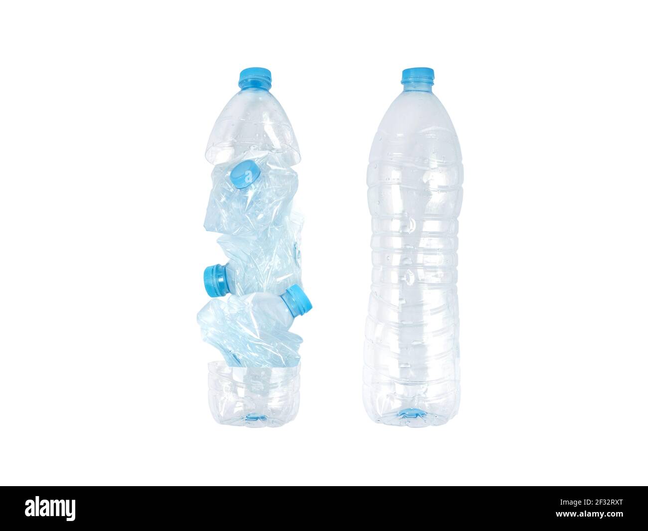 Bottiglie di plastica intere e frantumate isolate su bianco. Concetto efficiente di trasporto dei rifiuti. Confronto volume. Foto Stock