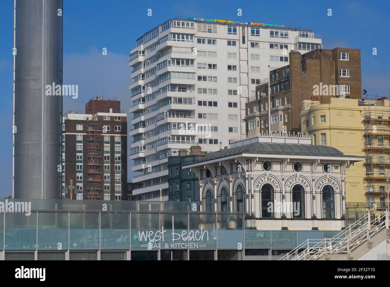 Gli stili architettonici misti del lungomare di Brighton, con la i360 sulla destra, Brighton, Inghilterra, Regno Unito Foto Stock