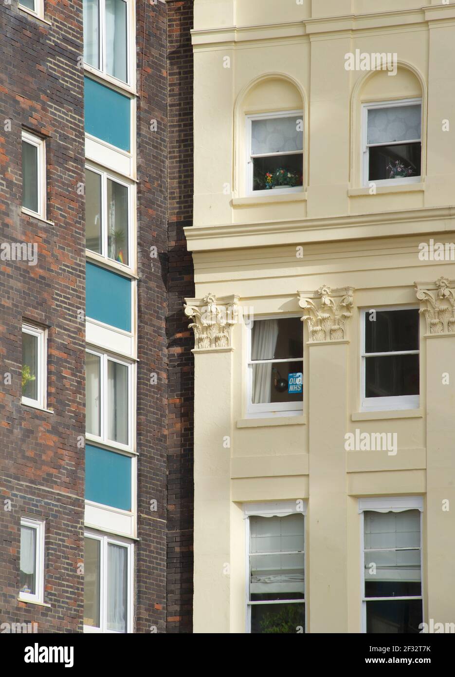 Dettaglio architettonico dell'architettura della Regency di Burleigh Court in Cavendish Place (a destra) e della moderna Casa Cavendish (a sinistra). Jutapositions di vecchio e di nuovo. Brighton, Inghilterra, Regno Unito. Foto Stock