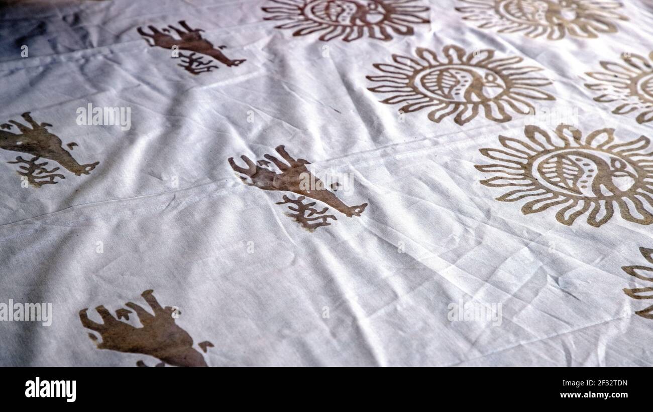 Materiale stampato batik cera per stampi Accra Ghana. La famiglia Ghanaiana produce stampe tradizionali africane utilizzando cera calda e tinte in tessuto. Destinazione turistica. Foto Stock