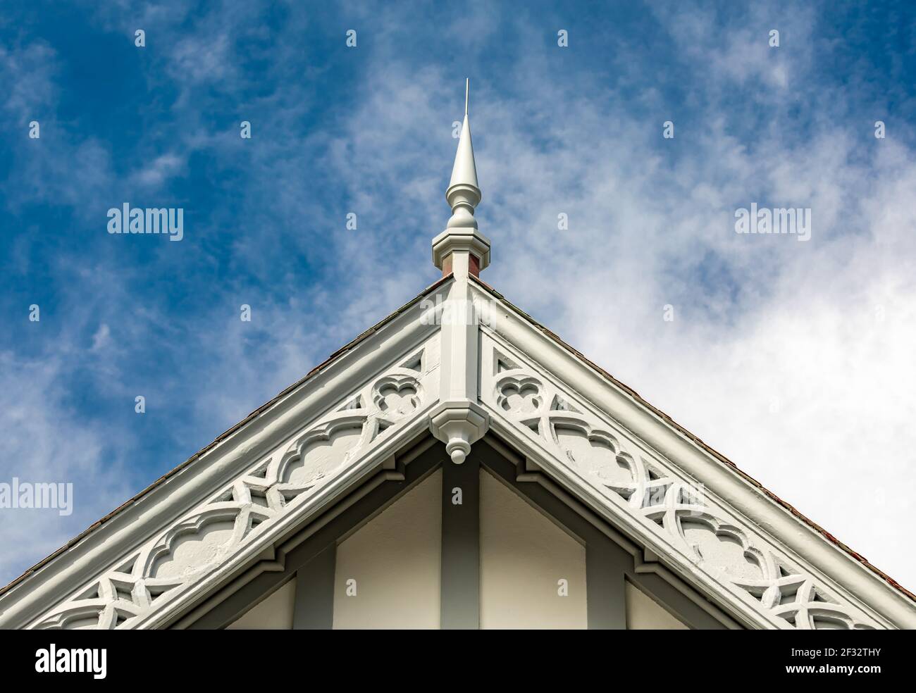 Immagine dettagliata di una tegola decorata e guglia Foto Stock