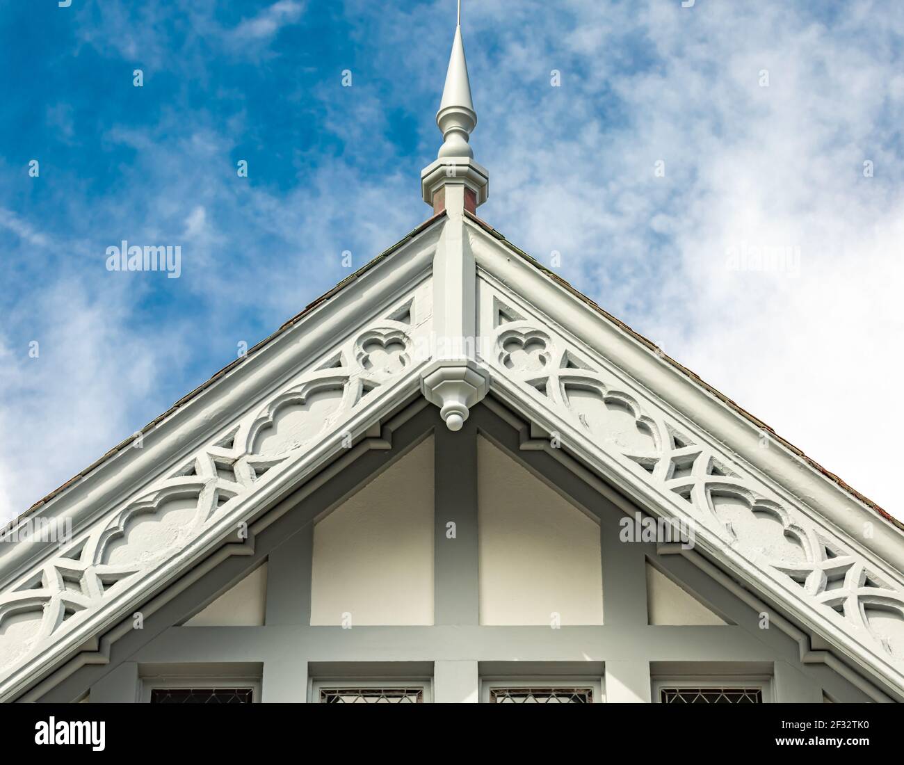 Immagine dettagliata di una tegola decorata e guglia Foto Stock