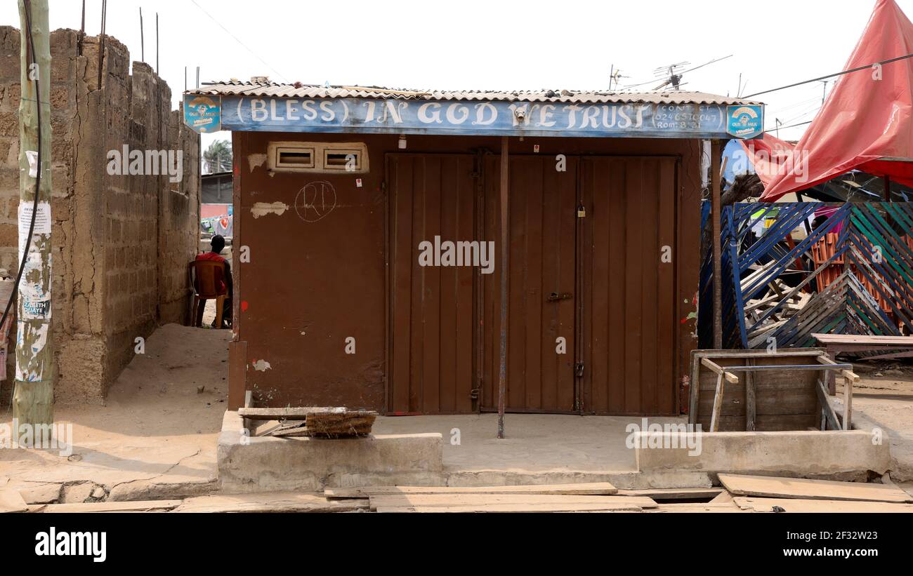 Povertà povero quartiere residenziale Accra Ghana. Case basso reddito povertà dell'Africa. Migliaia di persone vivono e lavorano in quartieri baraccopoli. Foto Stock
