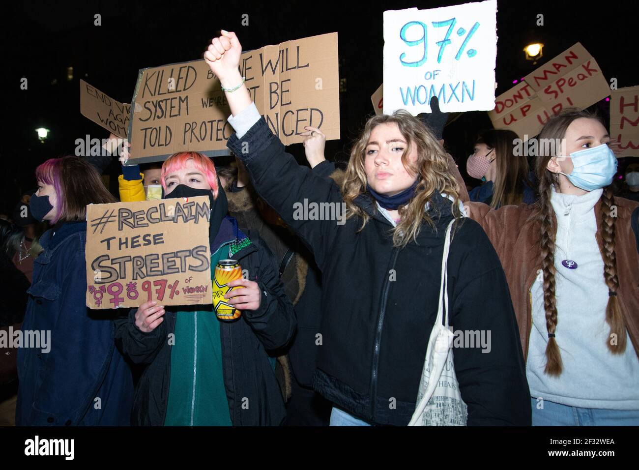 Londra, UK 14 marzo 2021 migliaia si riuniscono a Scotland Yard e Trafalgar Square, seguite da marce a Parliament Square, via Downing Street, per protestare contro la manipolazione delle donne alla veglia di Sarah Everard. Molti hanno anche protestato contro il decreto di polizia del Segretario dell’interno Priti Patels, che sarà discusso nella Camera dei Comuni, che avrà un impatto sul diritto di protesta. Credit: Denise Laura Baker/Alamy Live News Foto Stock