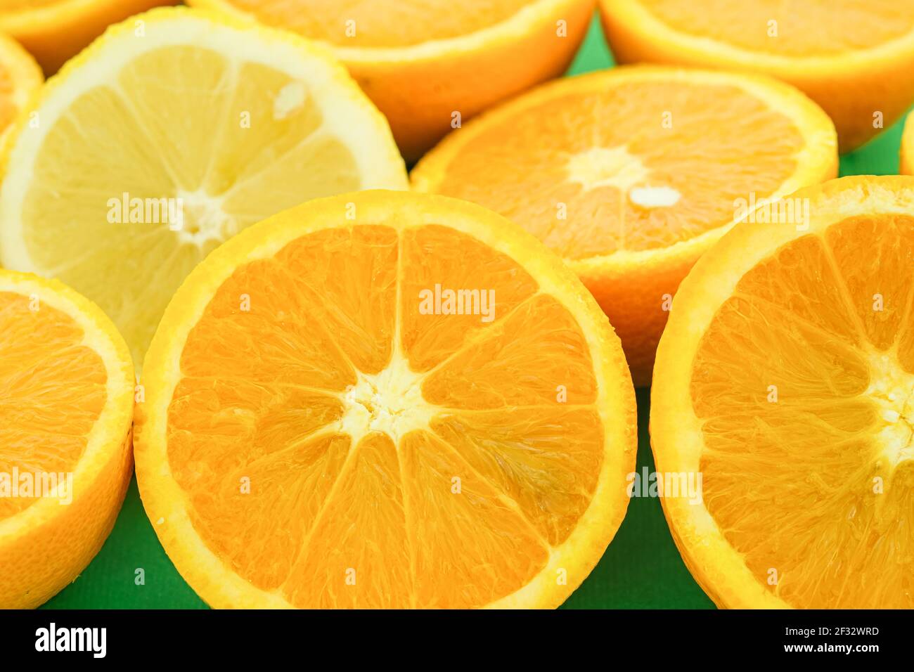 Succosa arance a fette e limoni frutta di fondo, agrumi di stagione, alimentazione sana Foto Stock