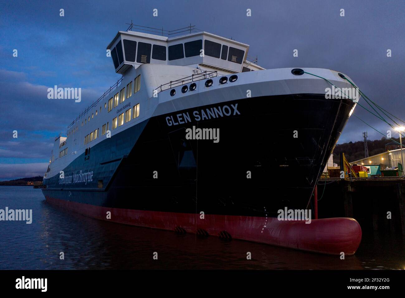 Port Glasgow, Scozia, Regno Unito. 14 Marzo 2021. Nella foto: Drone fotografia aerea vista del Caledonian MacBrayne (CalMac) traghetto di nome Glen Sannox, galleggia nel Firth di Clyde ancora in fase di fabbricazione. L'attuale progetto di proprietà del governo scozzese è in ritardo, ma dovrebbe essere consegnato a Caledonian MacBrayne entro il prossimo anno. Gli arresti COVID19 hanno aggiunto un costo aggiuntivo di £4,3 milioni ai costi già sovraprevisti per i traghetti. Credit: Colin Fisher/Alamy Live News Foto Stock