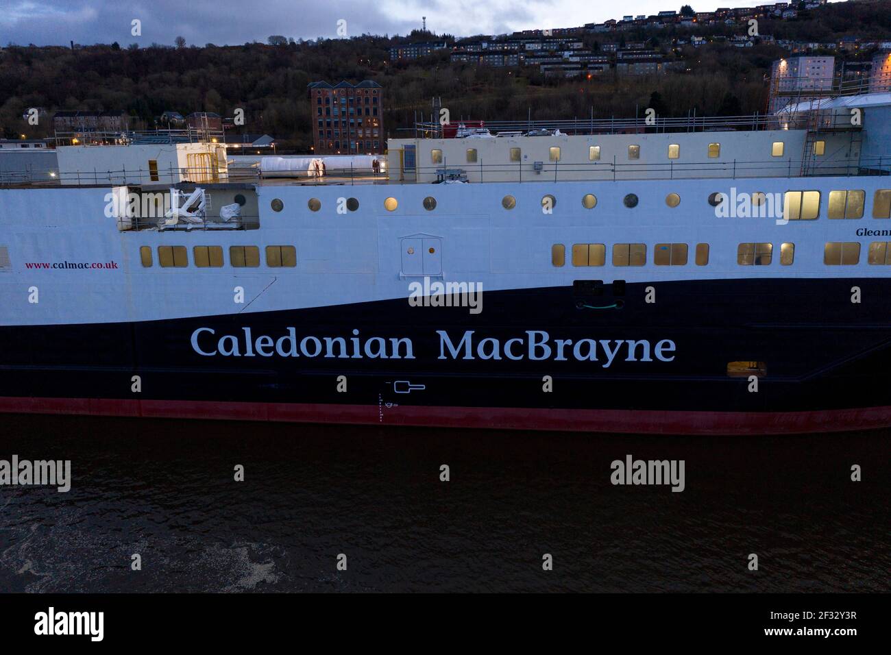 Port Glasgow, Scozia, Regno Unito. 14 Marzo 2021. Nella foto: Drone fotografia aerea vista del Caledonian MacBrayne (CalMac) traghetto di nome Glen Sannox, galleggia nel Firth di Clyde ancora in fase di fabbricazione. L'attuale progetto di proprietà del governo scozzese è in ritardo, ma dovrebbe essere consegnato a Caledonian MacBrayne entro il prossimo anno. Gli arresti COVID19 hanno aggiunto un costo aggiuntivo di £4,3 milioni ai costi già sovraprevisti per i traghetti. Credit: Colin Fisher/Alamy Live News Foto Stock