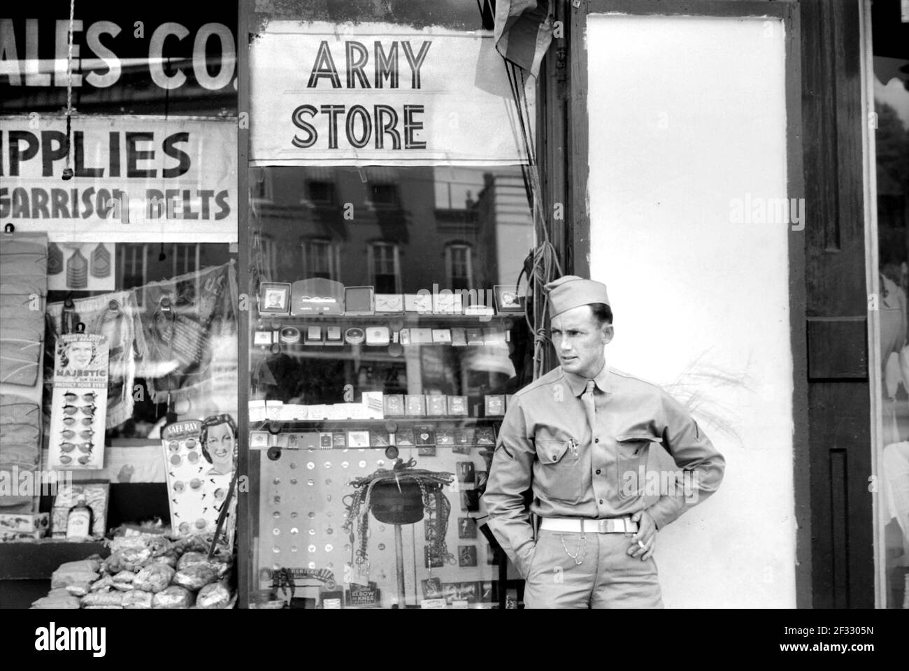 Soldato di Fort Benning on Street, Columbus, Georgia, USA, Jack Delano, Ufficio delle informazioni di guerra degli Stati Uniti, maggio 1941 Foto Stock