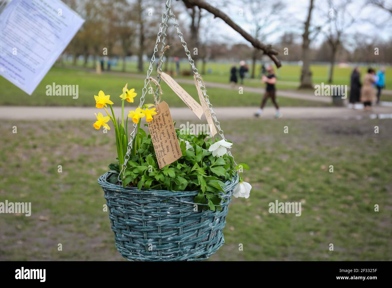 Londra, Regno Unito. 14 marzo 2021. La gente rende omaggio e fiori a Sarah Everard sulla Bandstand a Clapham Common. Credito: Waldemar Sikora Foto Stock