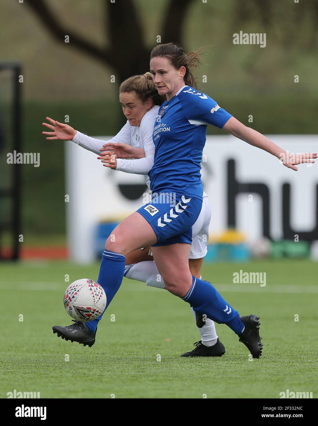 DURHAM CITY, REGNO UNITO. 14 MARZO Esmee DE GRAAF di Leicester City in azione con Durham Women's Mollie Lambert durante la partita fa Women's Championship tra il Durham Women FC e Leicester City al Maiden Castle di Durham City domenica 14 Marzo 2021. (Credit: Mark Fletcher | MI News) Credit: MI News & Sport /Alamy Live News Foto Stock