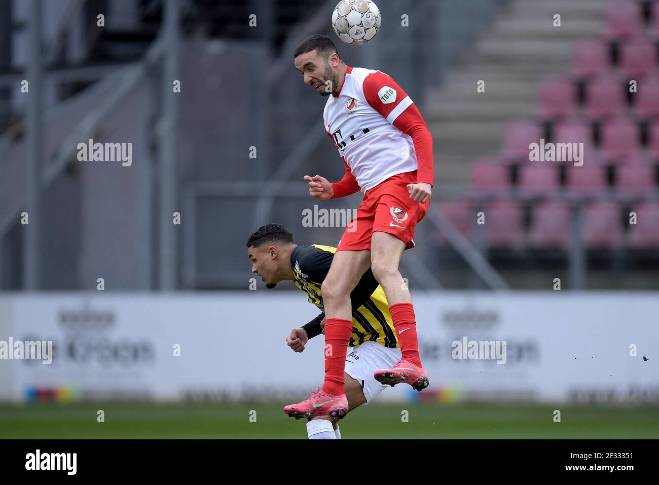 UTRECHT, PAESI BASSI - MARZO 14: Danilho Doekhi di Vitesse, Mimoun Mahi di FC Utrecht durante la partita olandese Eredivisie tra FC Utrecht e Vitesse Foto Stock