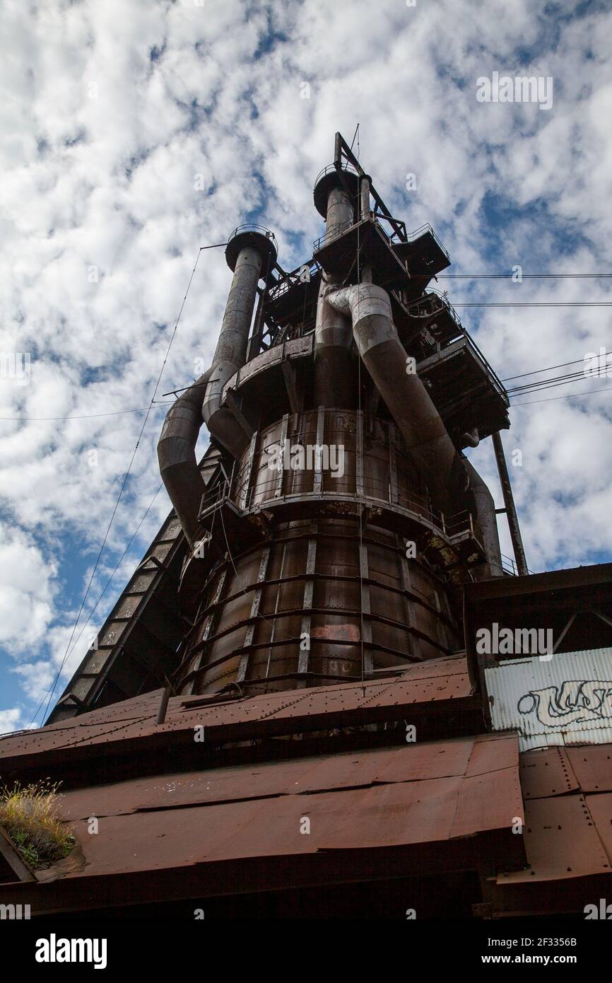 Grandi tubi di scarico industriali per acciaieria Carrie Fornace, Pittsburgh, Pennsylvania USA Foto Stock