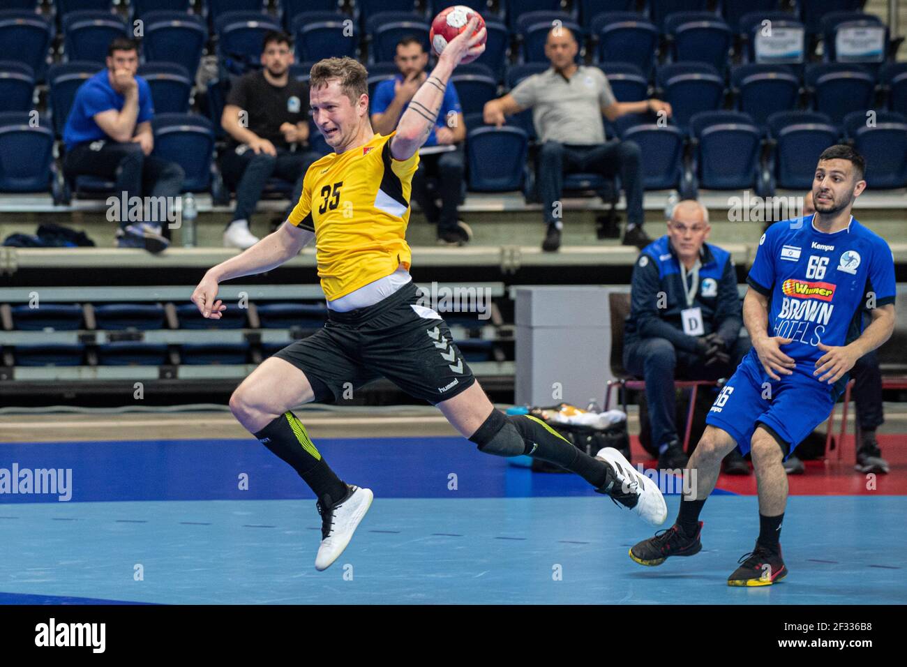 Vilnius. 14 Marzo 2021. Valdas Drabbavicius (L) della Lituania compete durante la fase 2 di qualificazione della partita di pallamano EHF EURO 2022 maschile tra la Lituania e Israele a Vilnius (Lituania) il 14 marzo 2021. Credit: Alfredas Pliadis/Xinhua/Alamy Live News Foto Stock