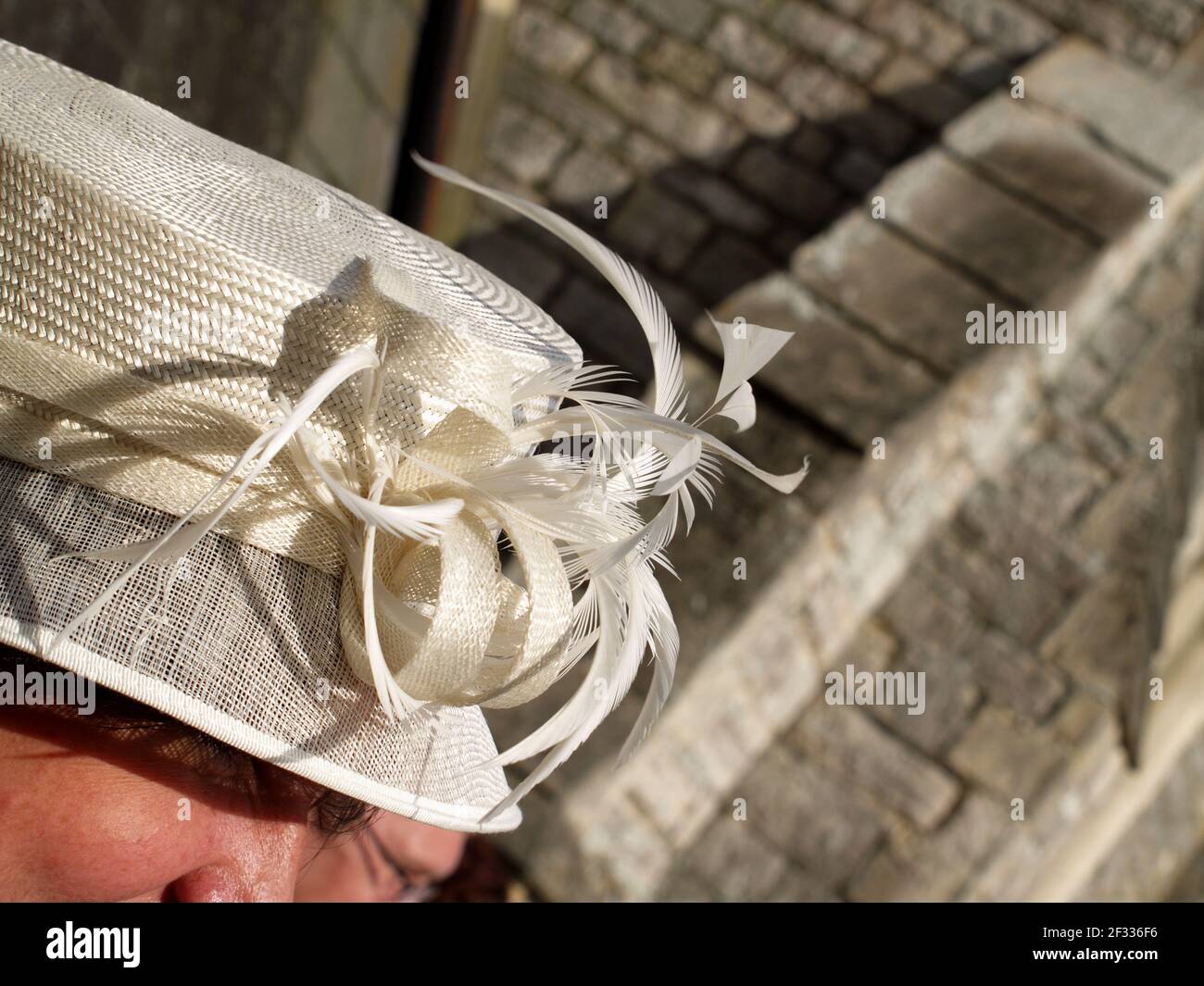 Donna che indossa un cappello da sposa al matrimonio in chiesa inglese Foto  stock - Alamy