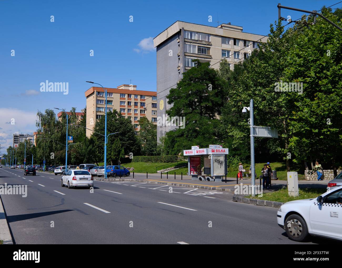 Viale principale con tipici edifici residenziali di architettura socialista a Brasov Romania Foto Stock