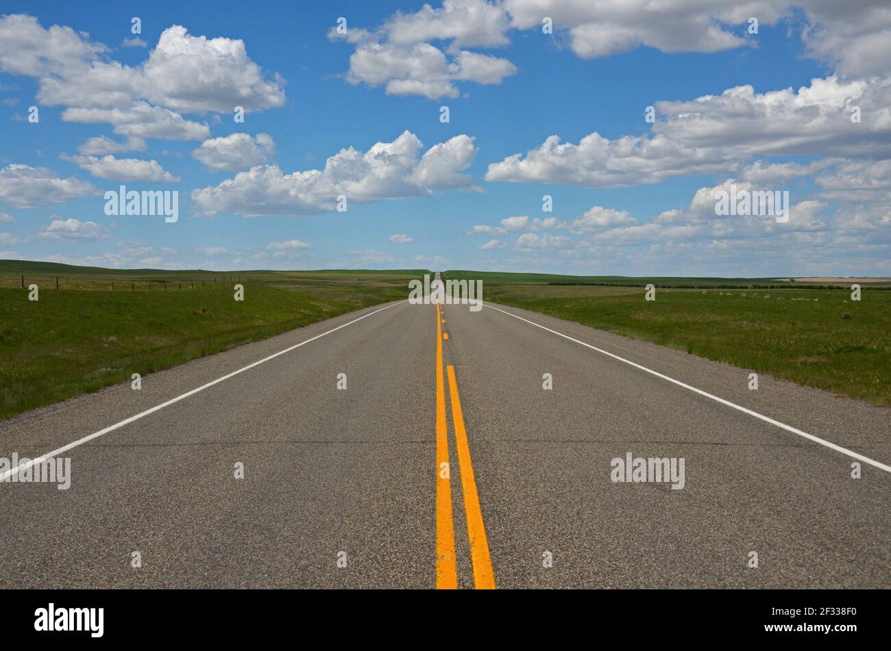 Autostrada 2, la Hi-Line, nel nord del Montana centrale. (Foto di Rand Beacham) Foto Stock