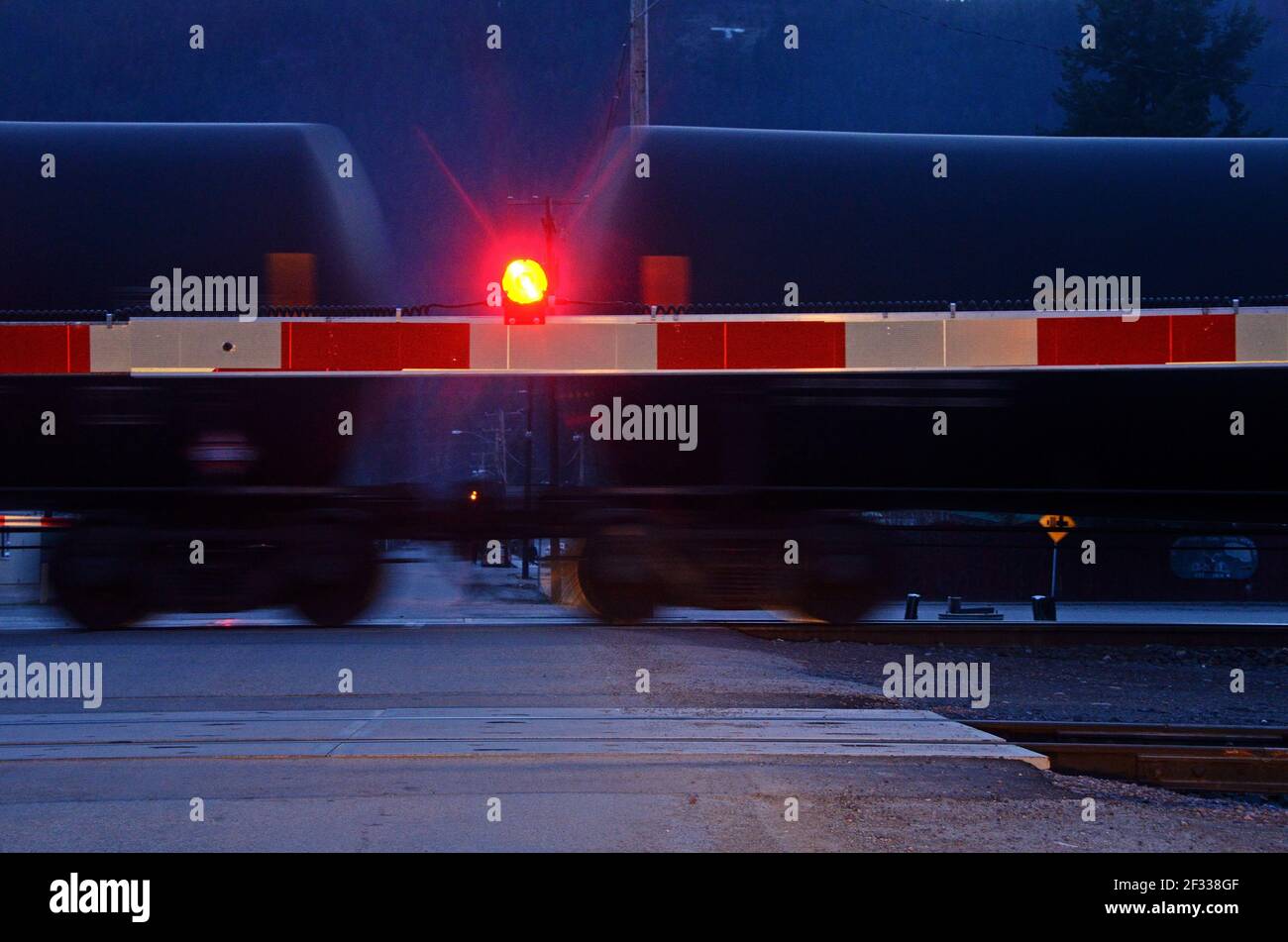 Treno BNSF con auto a serbatoio del petrolio che attraversano Troy nella contea di Lincoln, Montana nord-occidentale. (Foto di Randy Beacham) Foto Stock