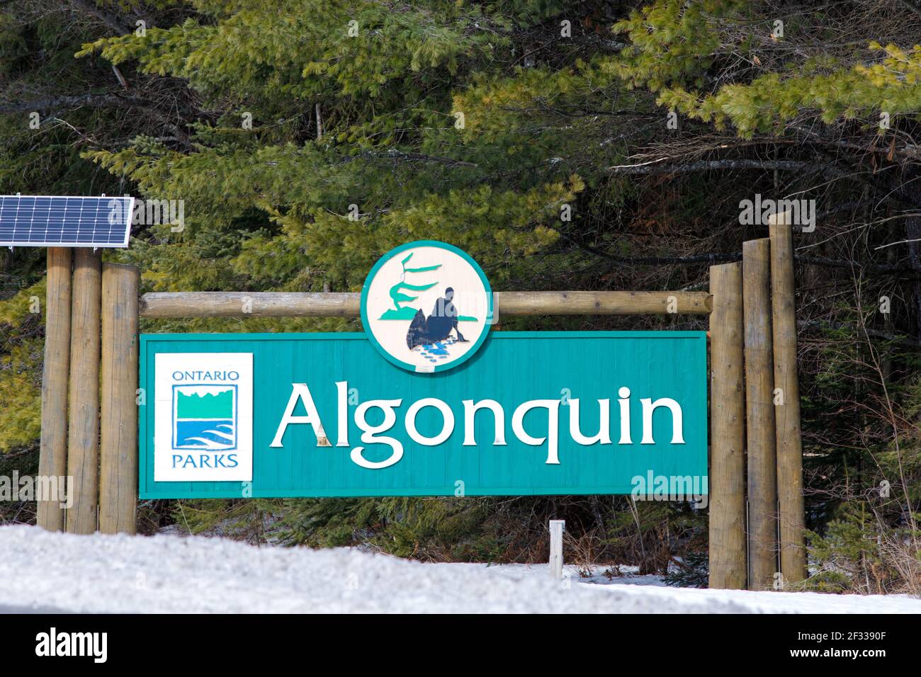 Algonquin Park, Ontario, Canada - 12 marzo 2021: L'insegna Ontario Parks per Algonquin Provincial Park fuori dell'entrata East Gate del parco. Foto Stock