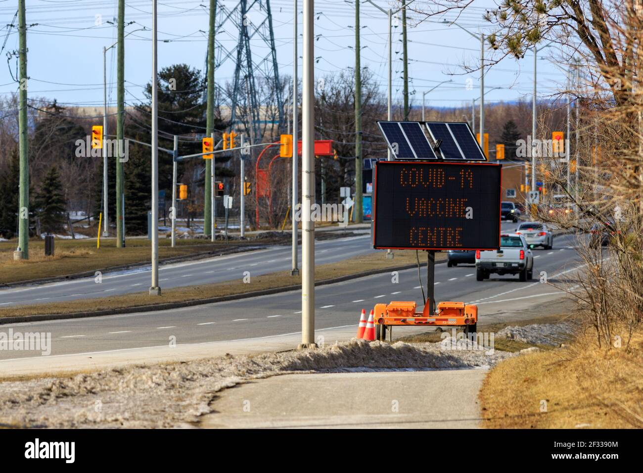 Ottawa, Ontario, Canada - 14 marzo 2021: Un'insegna vicino al Nepean Sportsplex annuncia un centro di vaccinazione COVID-19 presso la struttura. Foto Stock