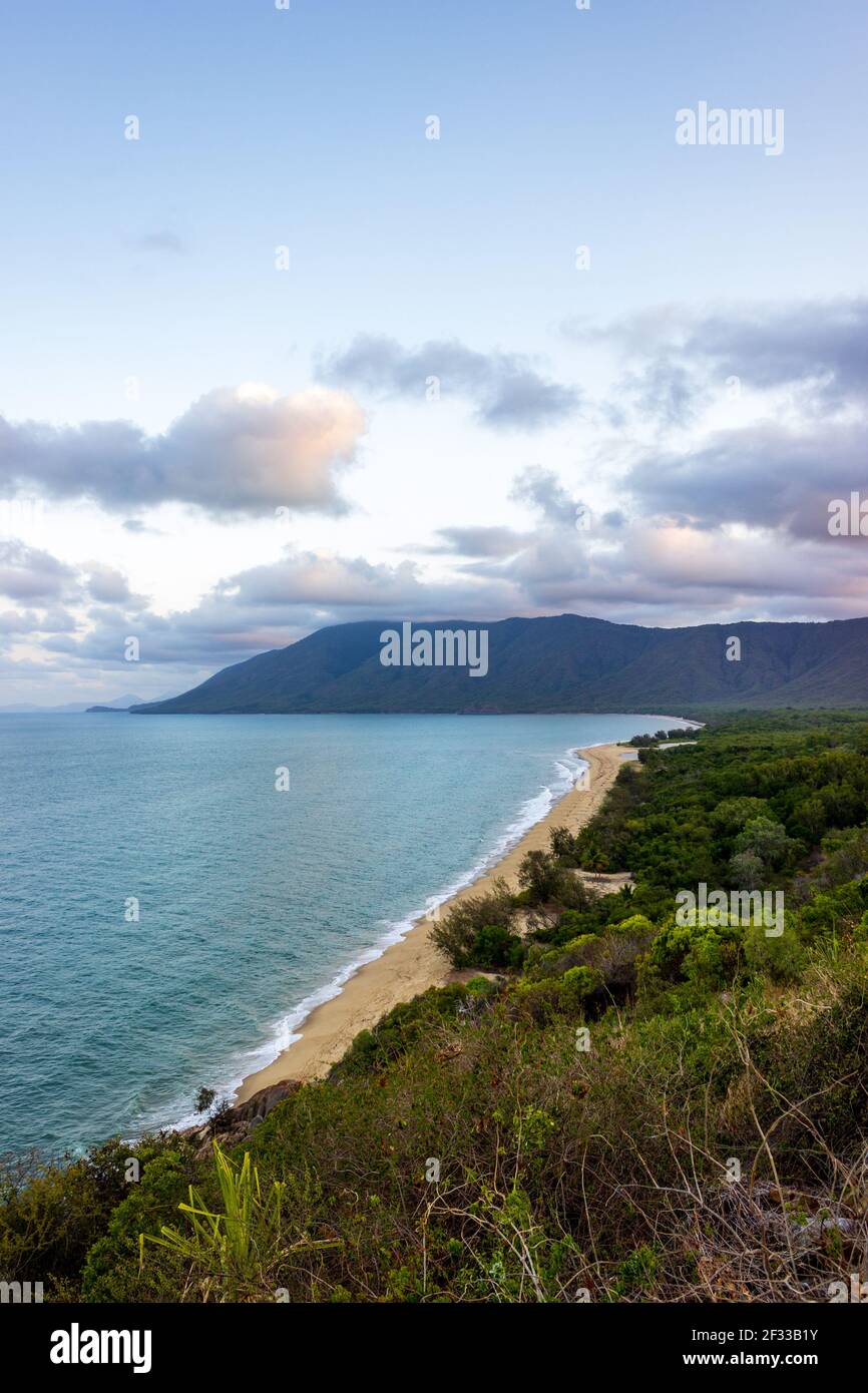 La vista che guarda a sud-ovest dal Rex Lookout sulla Capitan Cook Highway tra Cairns e Port Douglas. Foto Stock