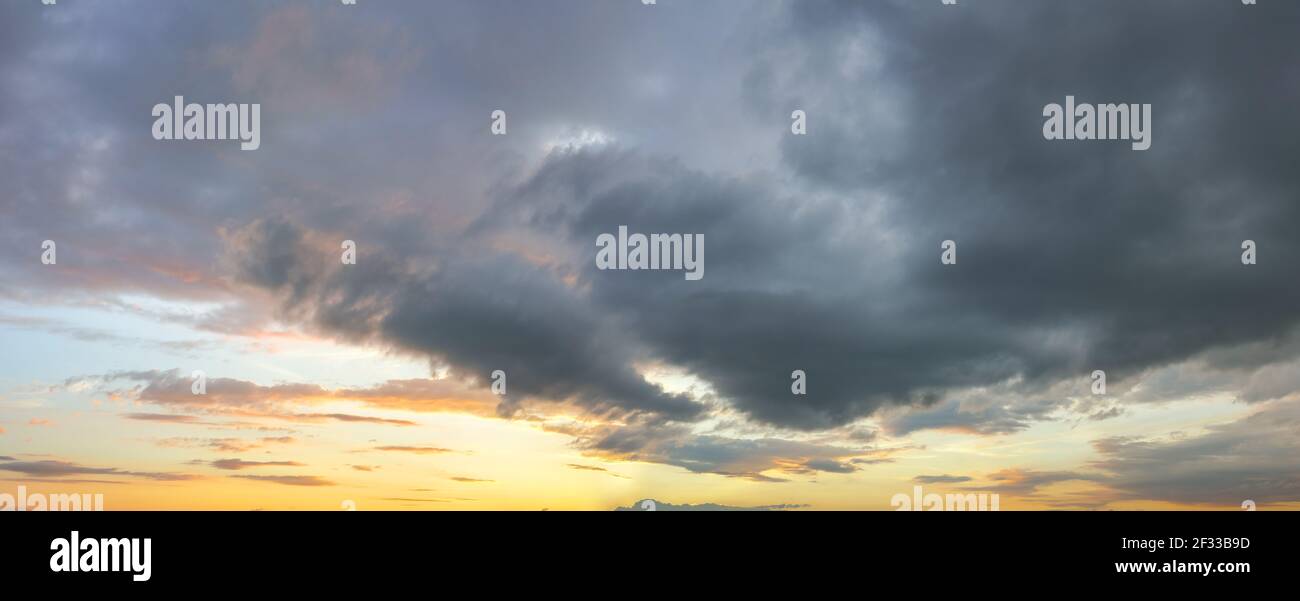 Sfondo naturale: Drammatico cielo tempestoso Foto Stock