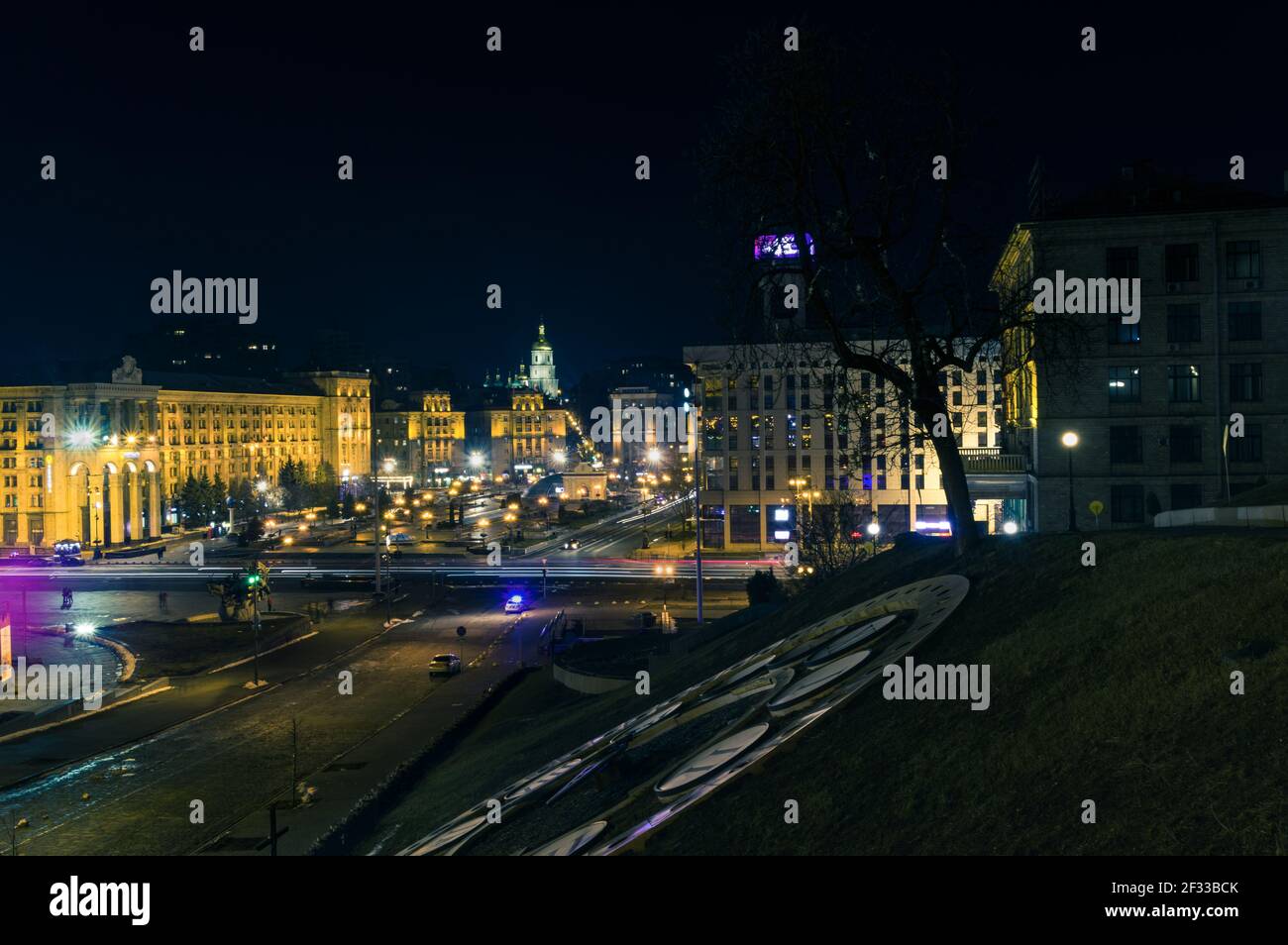 Paesaggio urbano serale della piazza centrale di Kiev. Vista sulla piazza centrale di Kiev. Piazza dell'Indipendenza e Chiesa di Santa Sofia. Foto Stock