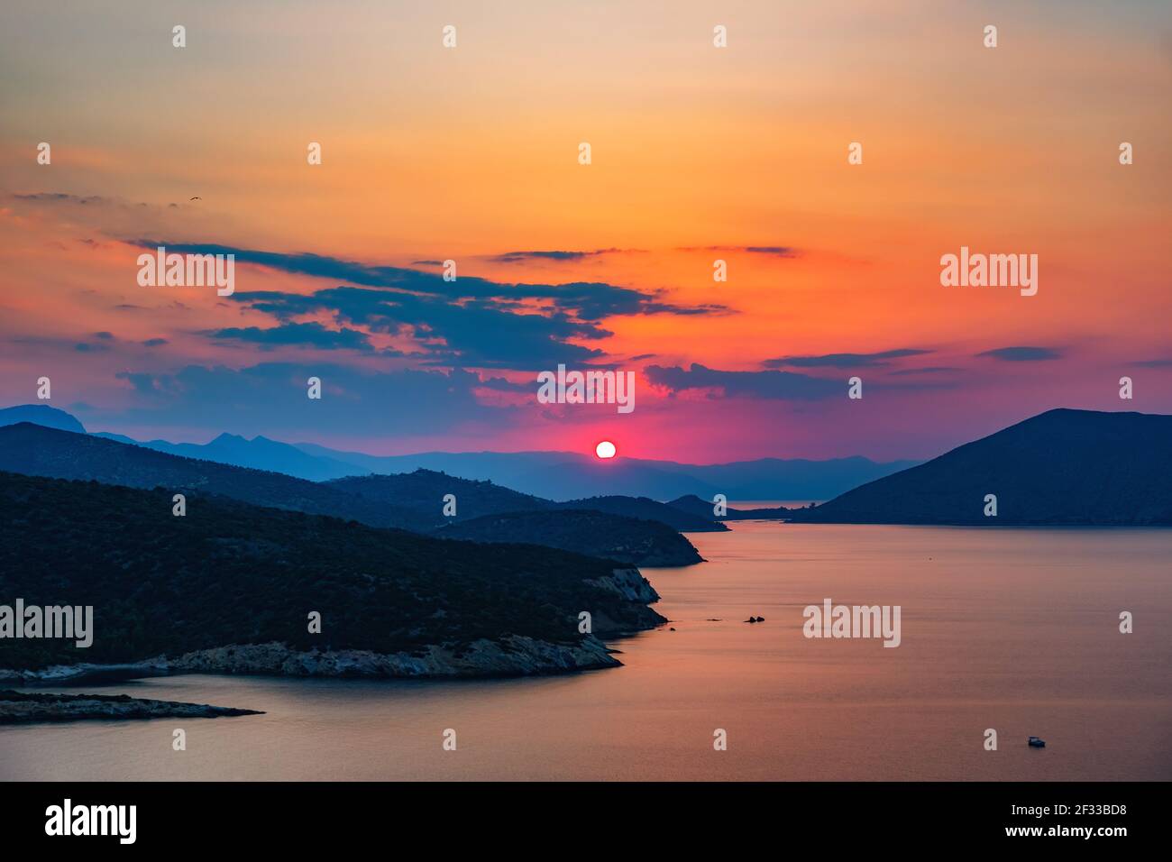 Colorato tramonto sul mare in Grecia Foto Stock