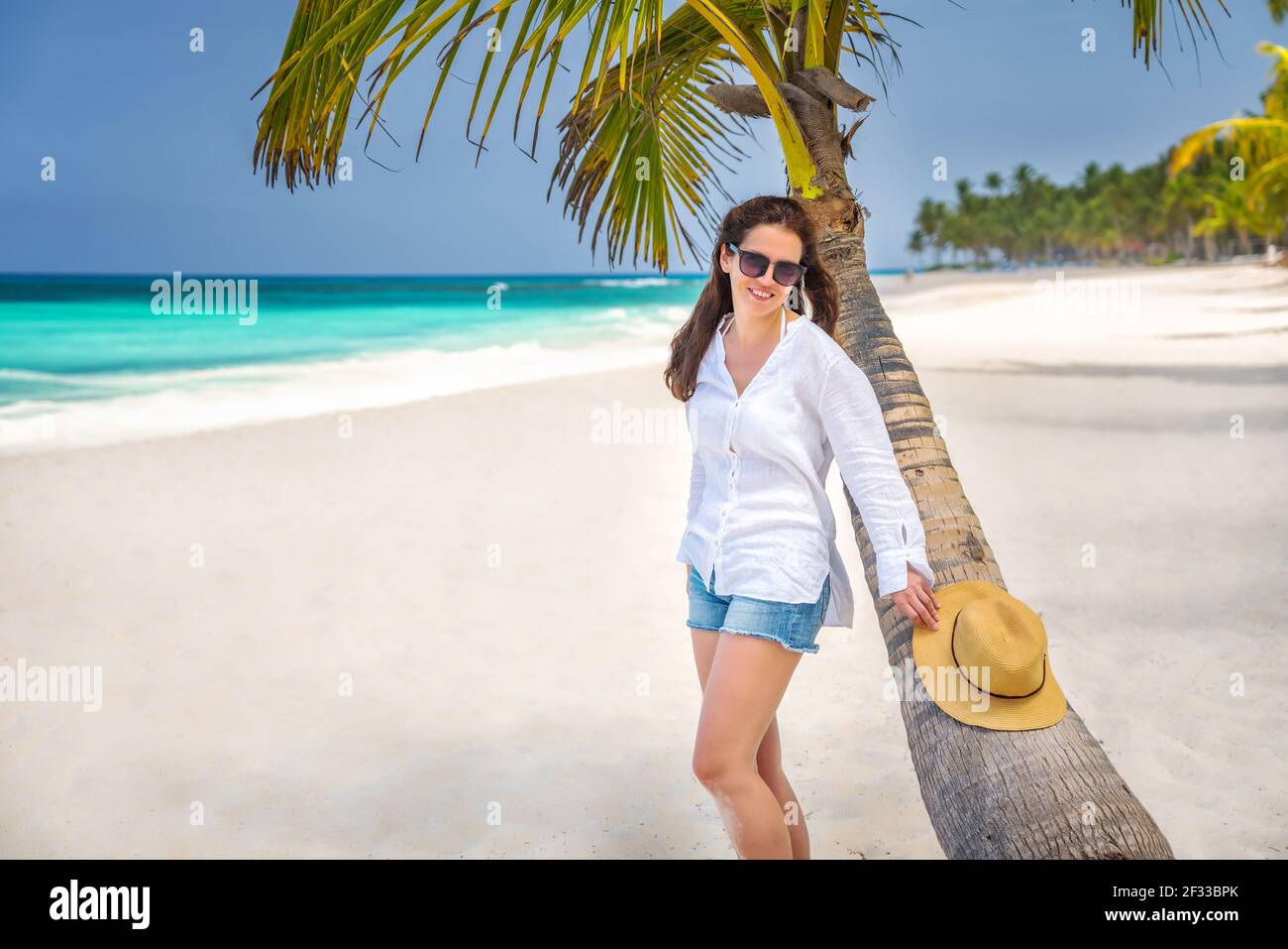 Giovane donna sulla bella spiaggia dell'oceano in Repubblica Dominicana Foto Stock