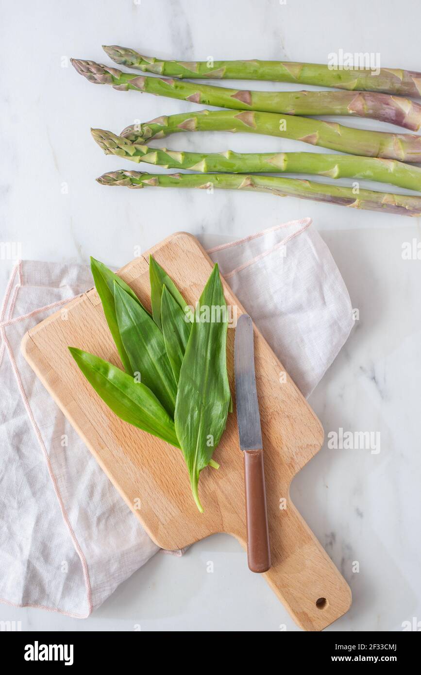 Cibo primaverile aglio selvatico e asparagi Foto Stock