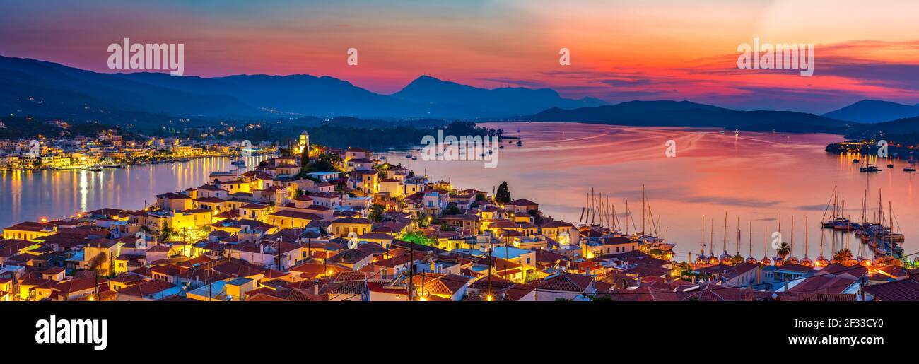 Vista panoramica della città greca di Poros al tramonto, Grecia Foto Stock