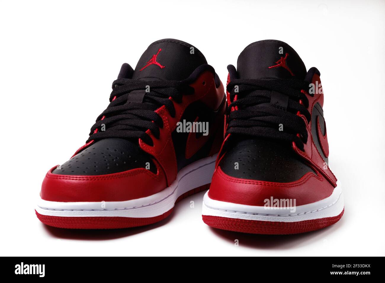 Sneaker Nike Air Jordan 1 retro Low Reverse BRED Colourway isolato su bianco Foto Stock