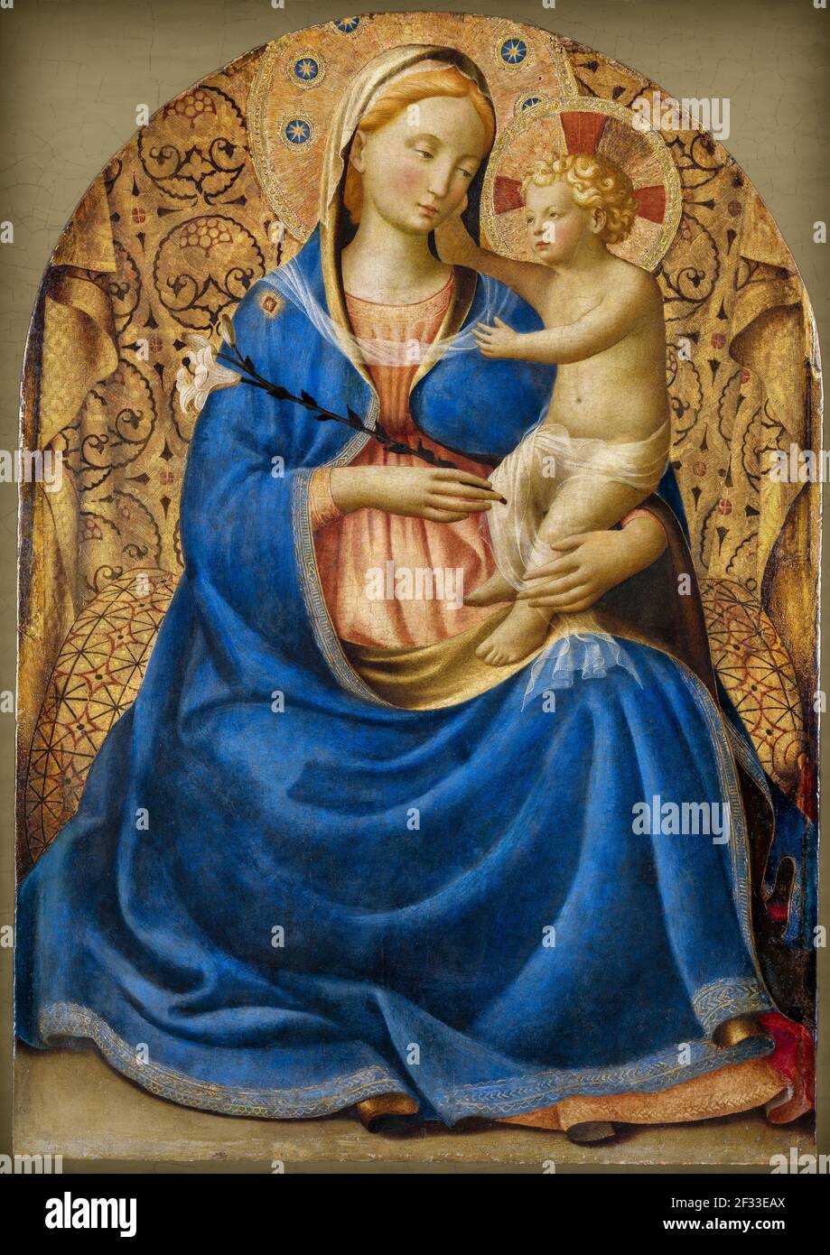 Madonna con giglio. Ha seduto Maria con un giglio nella sua mano destra, il  braccio sinistro intorno alle gambe del Cristo bambino in piedi sul suo  grembo Foto stock - Alamy
