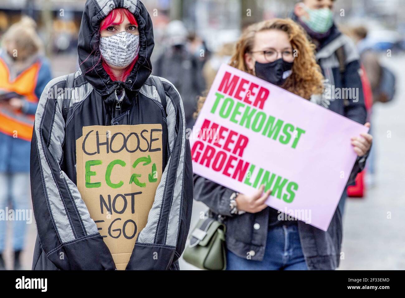 Il 14 marzo 2021 si riuniscono per una protesta contro l'allarme climatico a Rotterdam, Paesi Bassi. I cittadini di tutti i Paesi Bassi prendono parte all'allarme climatico, una serie di manifestazioni a livello nazionale che chiedono un'azione sulla crisi climatica. Nel corso degli ultimi mesi, attivisti, studenti, insegnanti, famiglie, e i lavoratori hanno formato coalizioni comunitarie, mobilitando le persone per le proteste locali pianificate in oltre quaranta città. Foto di Robin Utrecht/ABACAPRESS.COM Foto Stock