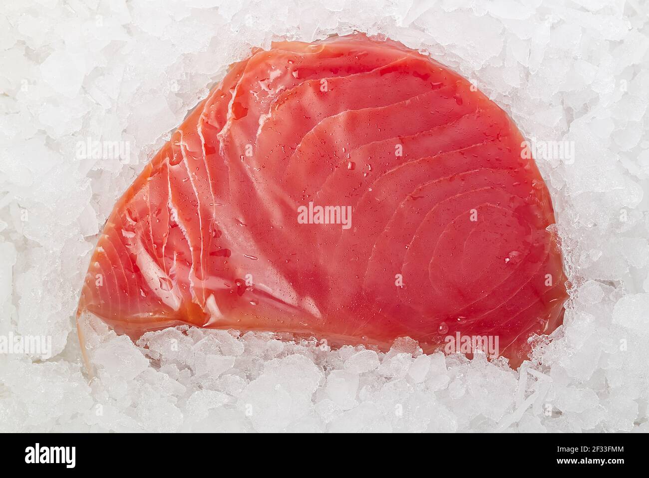 Bistecca di tonno surgelato sottovuoto con ghiaccio al banco il mercato del  pesce Foto stock - Alamy