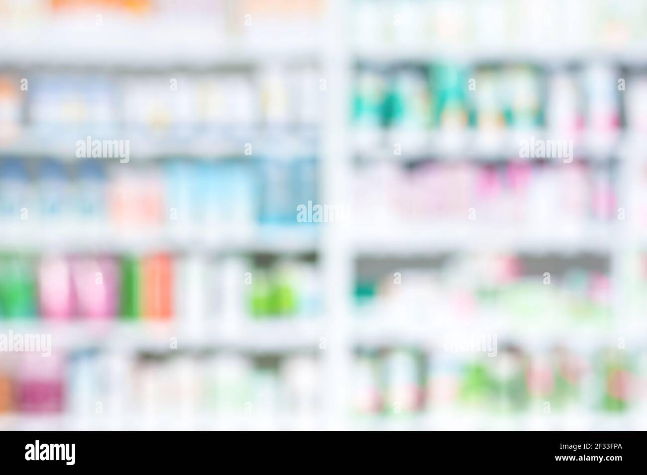 Offuscare gli scaffali della farmacia (farmacia e negozio di cosmetici) per lo sfondo Foto Stock