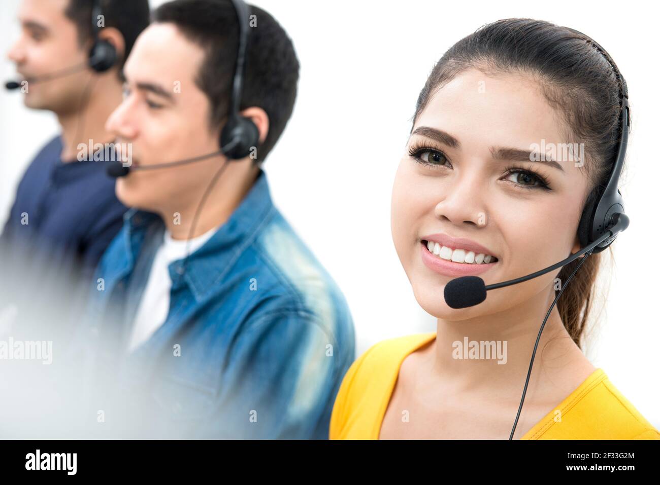 Sorridente personale del call center (o telemarketing) Foto Stock