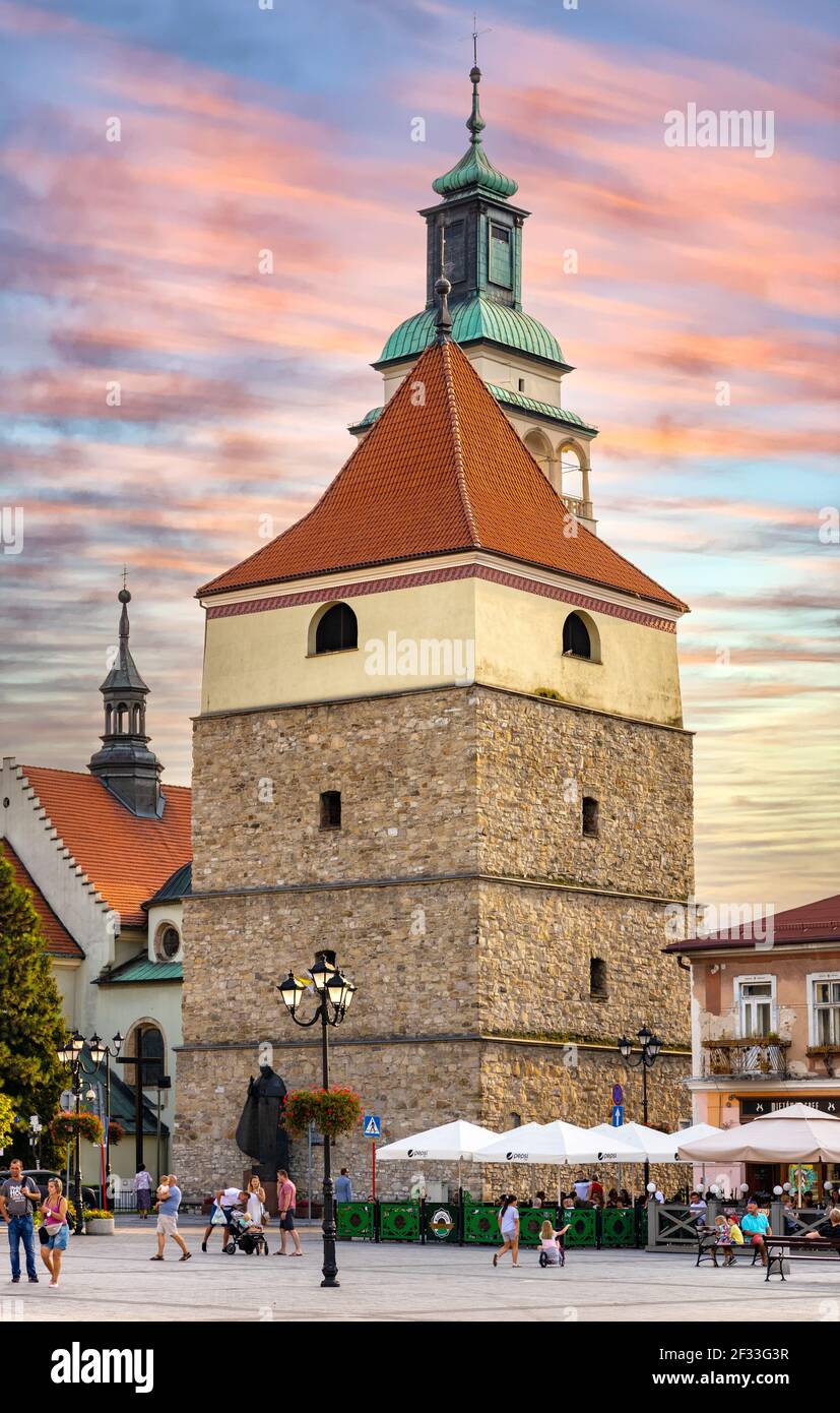 Zywiec, Polonia - 30 agosto 2020: Vista panoramica sulla piazza del mercato con storico campanile in pietra e Cattedrale della Natività della Beata Vergine Maria Foto Stock