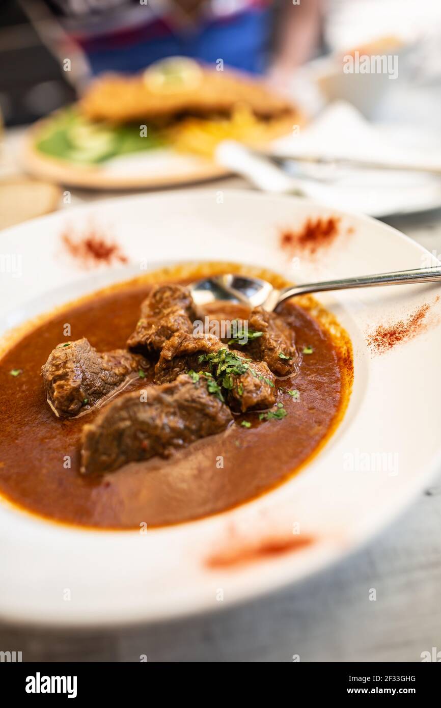 Goulash di manzo o di vitello servito in un piatto con succo di stufato, servito in un piatto. Foto Stock