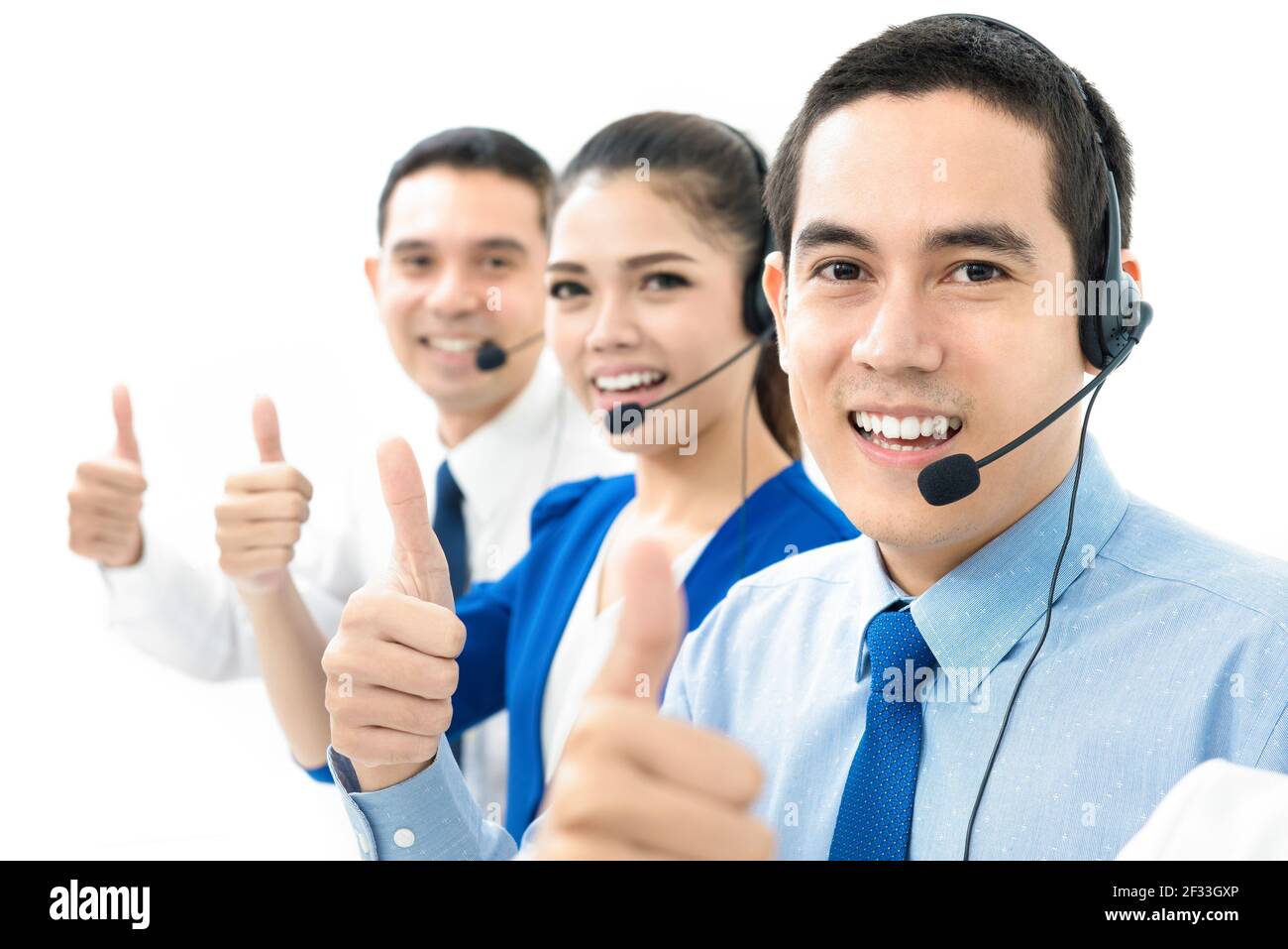 Il team del call center (o telemarketer) dà i pollici Foto Stock