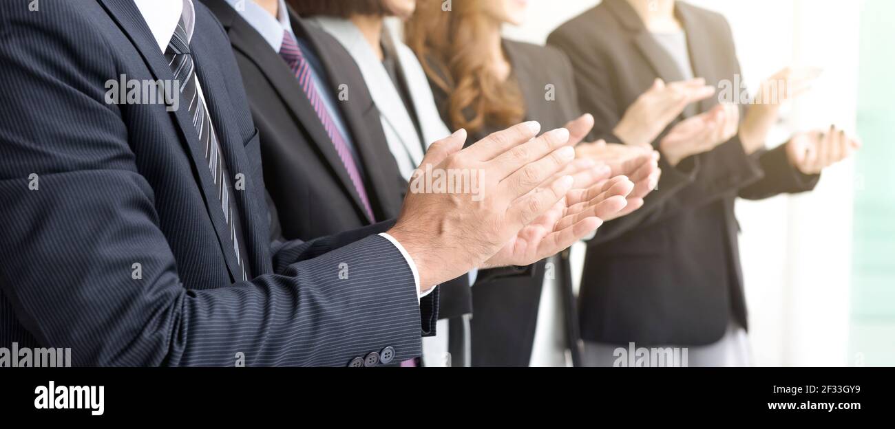Gli uomini d'affari si aggrappano le mani, striscioni panoramiche - concetti di congratulazioni e apprezzamento Foto Stock