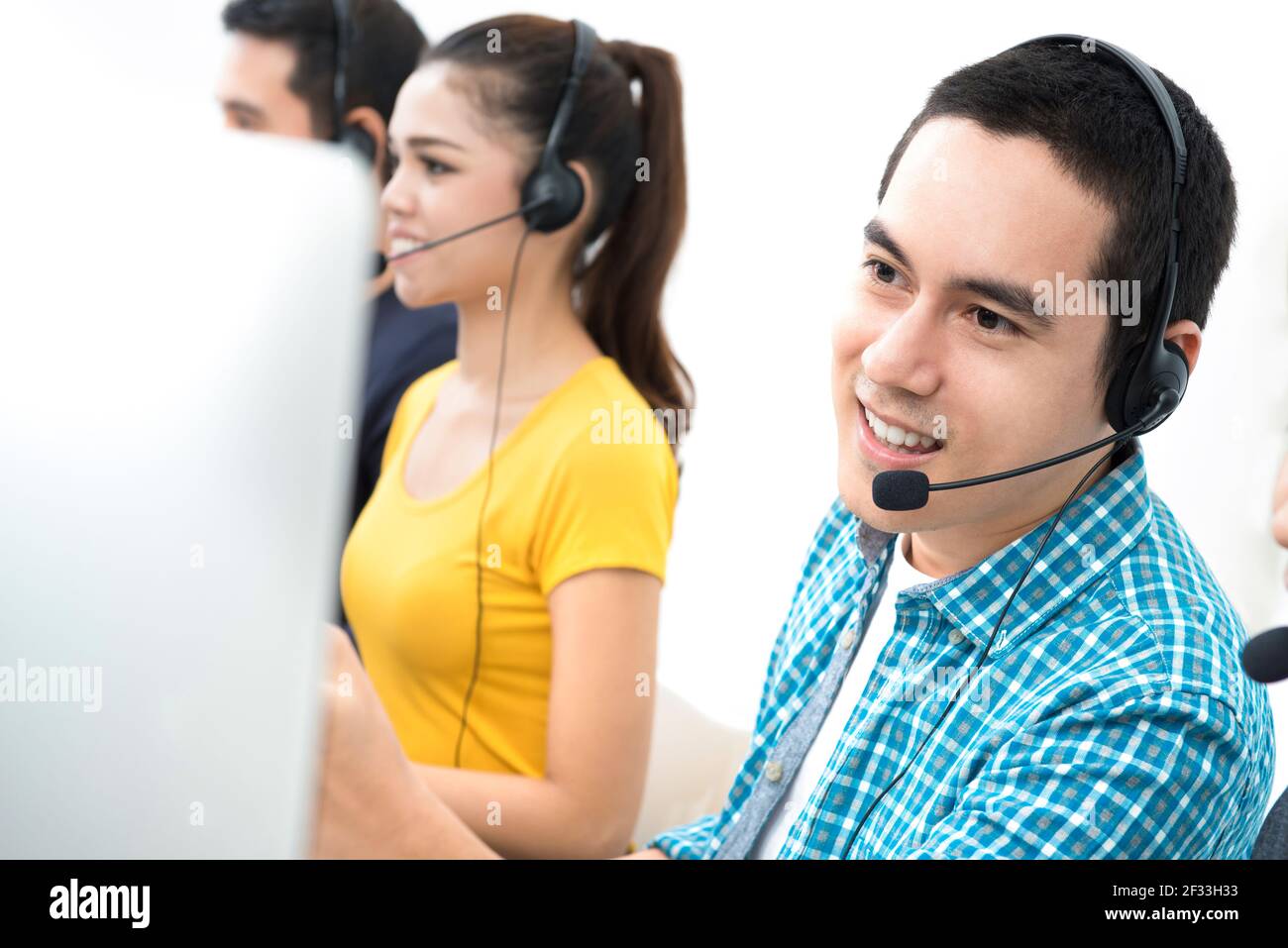 Giovane team di operatori asiatici nel call center Foto Stock