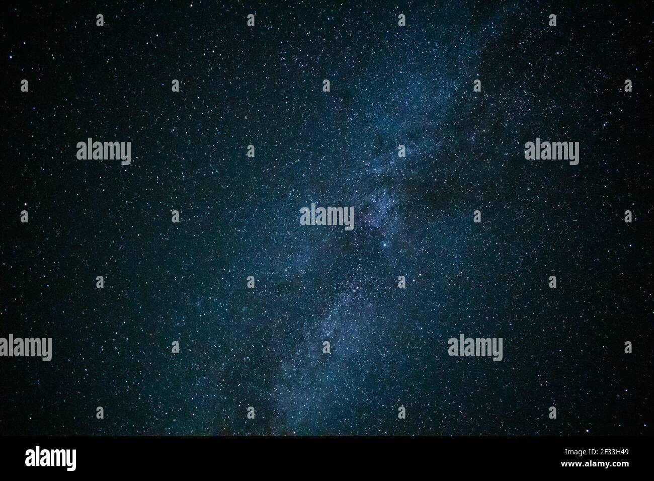 Il cielo notturno è coperto di stelle. Splendido sfondo spaziale. Foto Stock