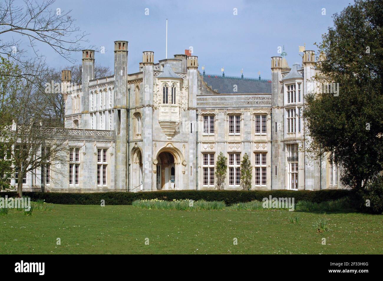 La parte anteriore della storica casa signorile, Highcliff Castle vicino a Christchurch in Dorset. Il castello è stato costruito all'inizio del 19 ° secolo ed è ora pubblico pro Foto Stock