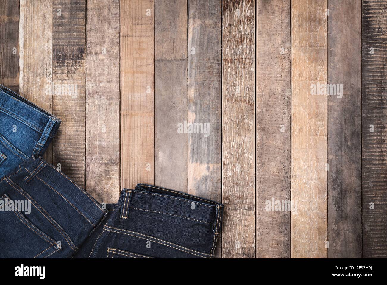 Jeans su sfondo di legno, vista dall'alto con spazio per la copia Foto Stock