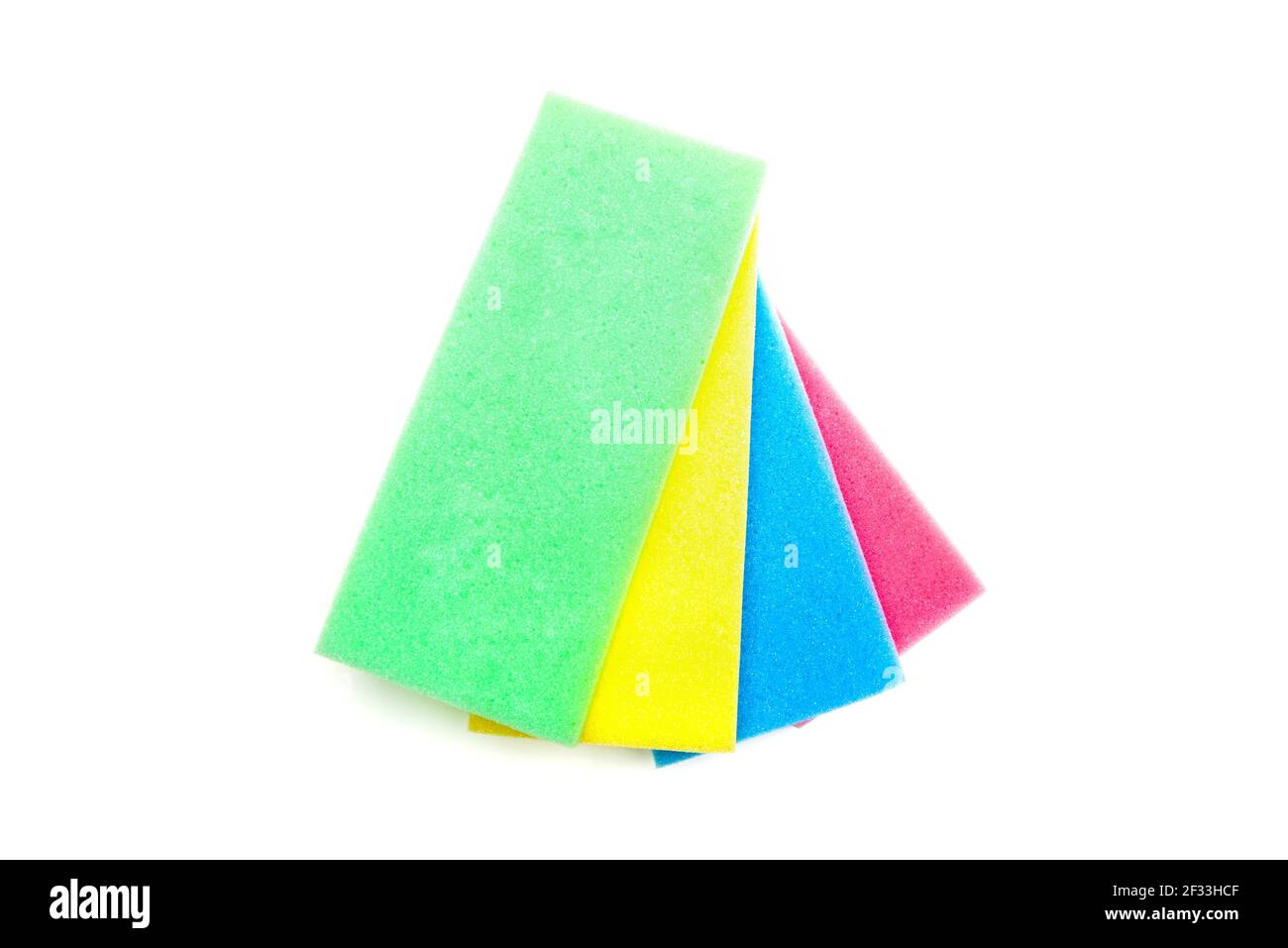 Spugne sintetiche rettangolari colorate per la pulizia, su sfondo bianco Foto Stock