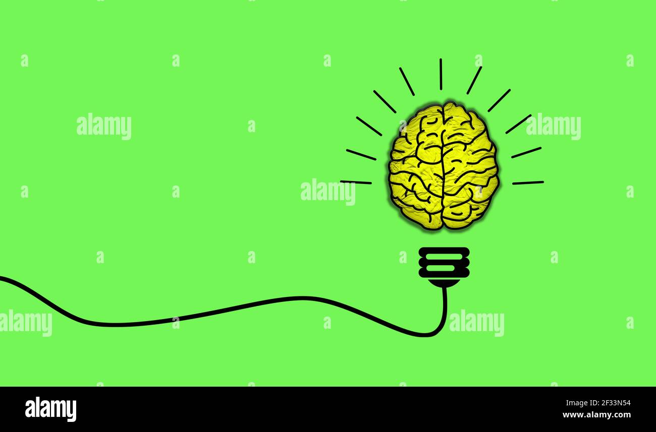 Il cervello umano giallo si illumina all'interno della lampadina con il cavo elettrico collegato. Illustrazione concettuale della potenza cerebrale e dell'energia. Concetto creativo Foto Stock