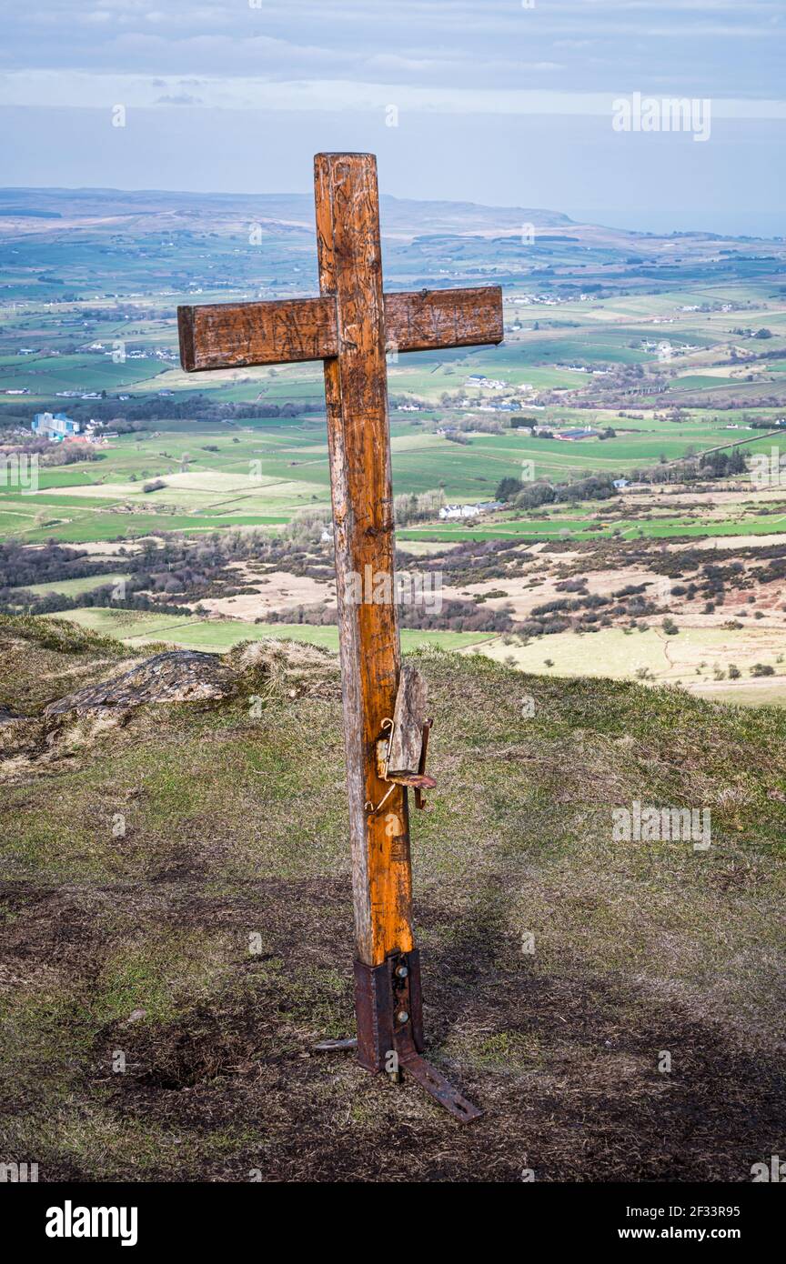 Croce di legno sulla cima della montagna Slemish nel nord Irlanda Foto Stock