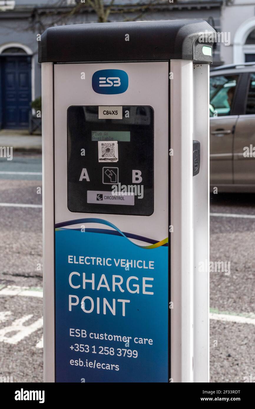 Punto di ricarica per veicoli elettrici ESB a Cork City, Irlanda. Foto Stock
